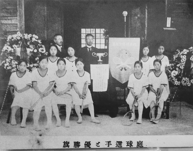 庭球選手と優勝旗